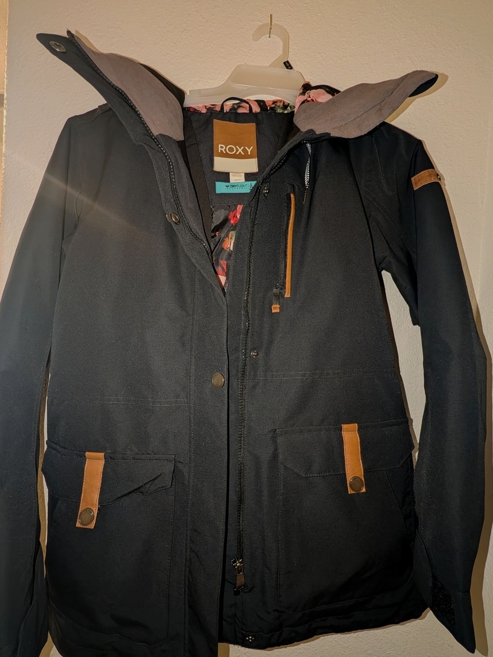 Roxy Women's Black Insulated Snowboarding Parka Used Only Once - Picture 1 of 4